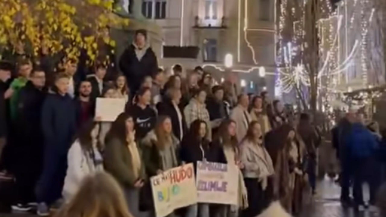 Mladi zapeli pesem Sveta noč na Prešernovem trgu v Ljubljani