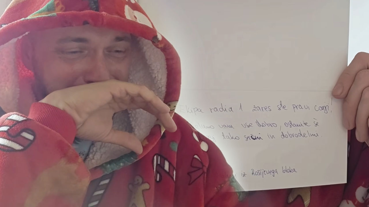 Robert Roškar jokal, ko so mu zidarji izročili pismo