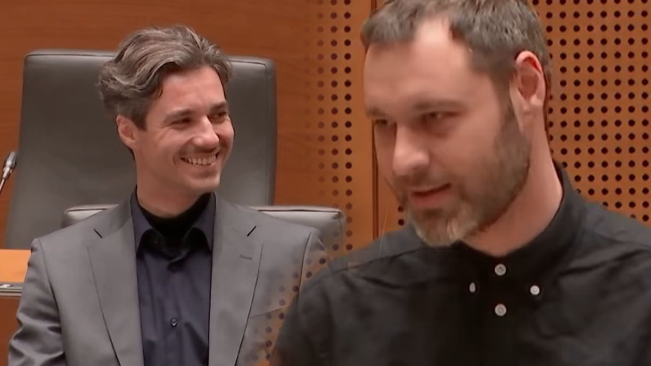 Miha Kordiš s komentarjem o brkih nasmejal Luko Mesca