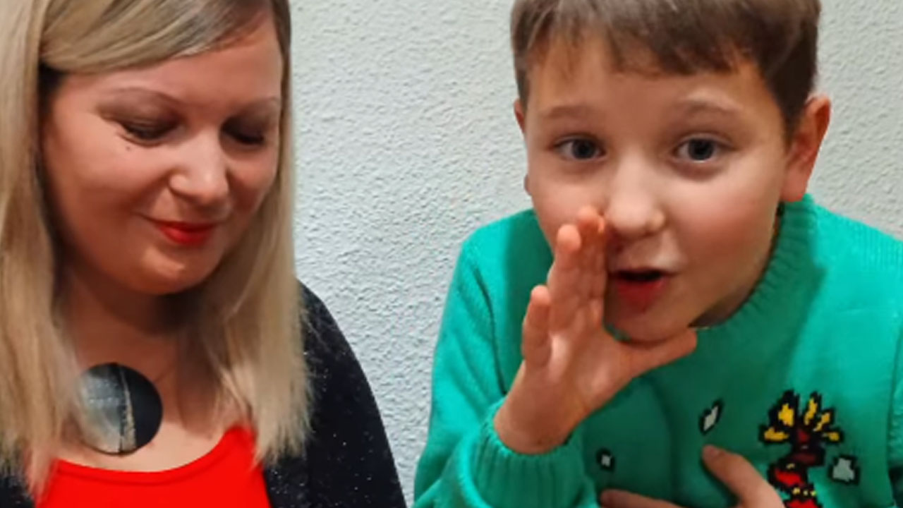 9-letni Jakob z mamo Majo zapel uspešnico skupine Čuki