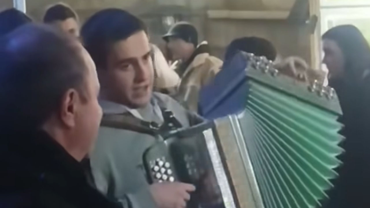 Mladenič na harmoniko v Ljubljani zaigral pesem Lojzeta Slaka