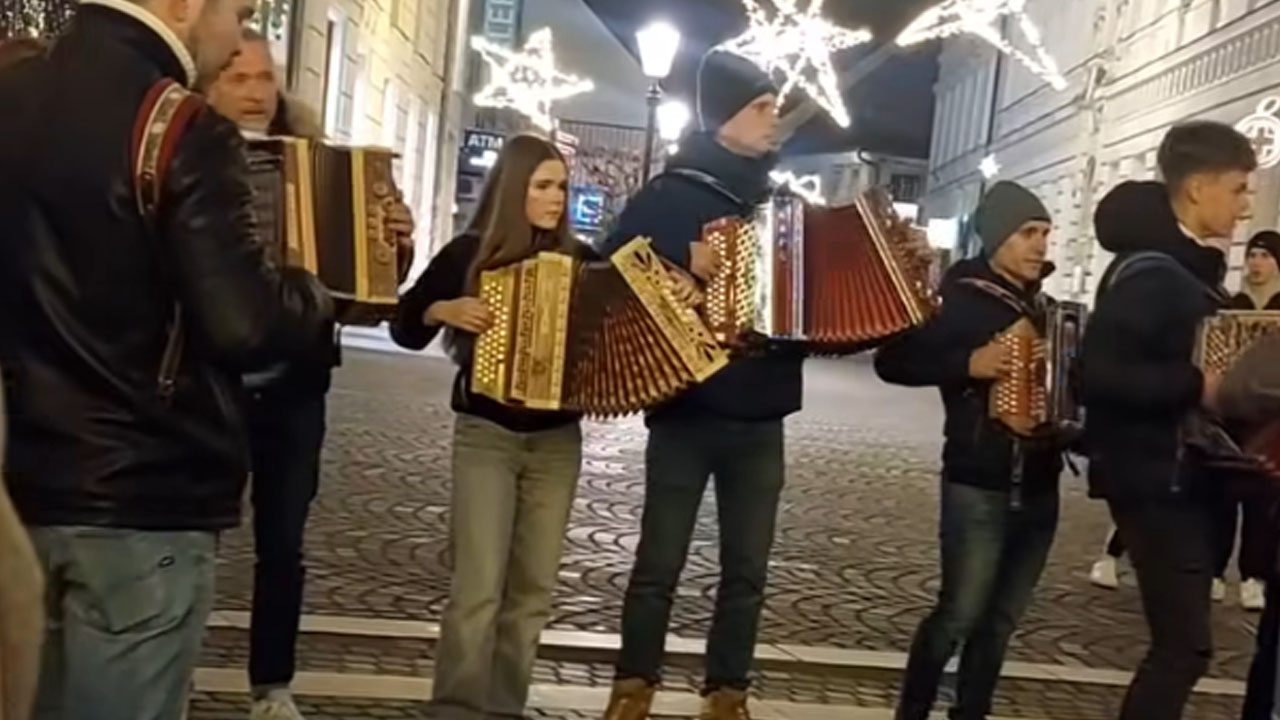 Sinoči na Prešernovem trgu odmevale harmonike, mladi prepevali pesmi Lojzeta Slaka