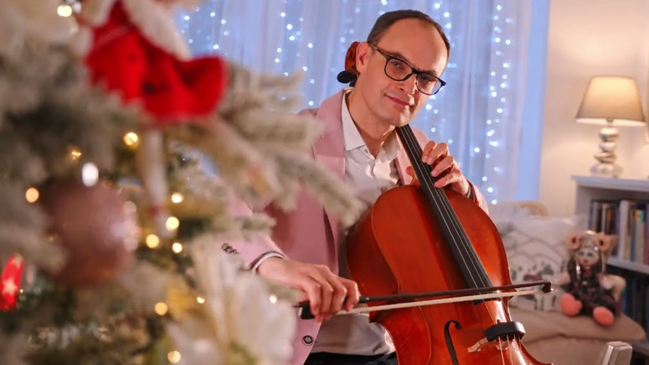 Anže Logar na božični večer na čelo zaigral pesem Sveta noč