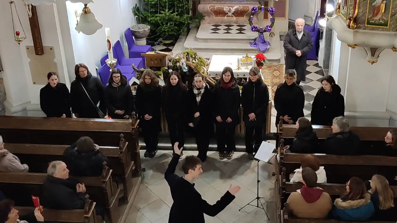 Zbor je v cerkvi v Dolu pri Ljubljani začel peti Sveta noč, pridružila se jim je cela cerkev