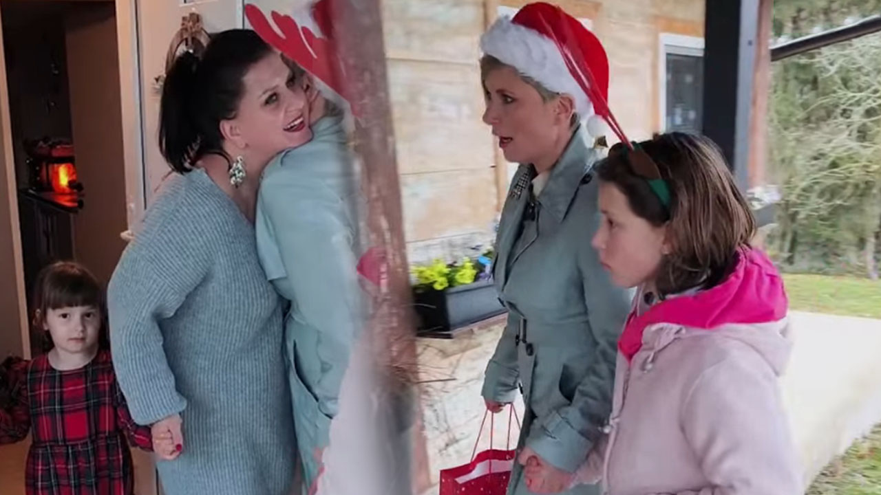 Ana Praznik iz Delovne akcije za božič obiskala družine, ki so jim pomagali