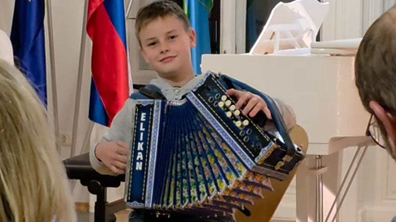 11-letni Ožbej na harmoniko zaigral V dolini tihii