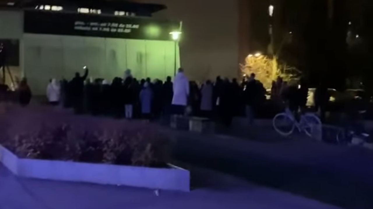 Pevski zbor pred božičem zapel na ulici v Šiški