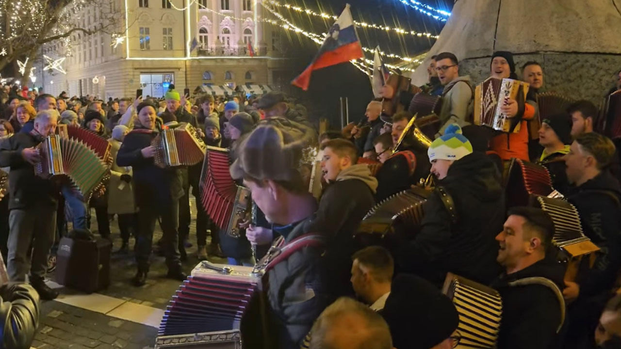 Harmonikarji med shodom igrali ob Prešernovem spomeniku