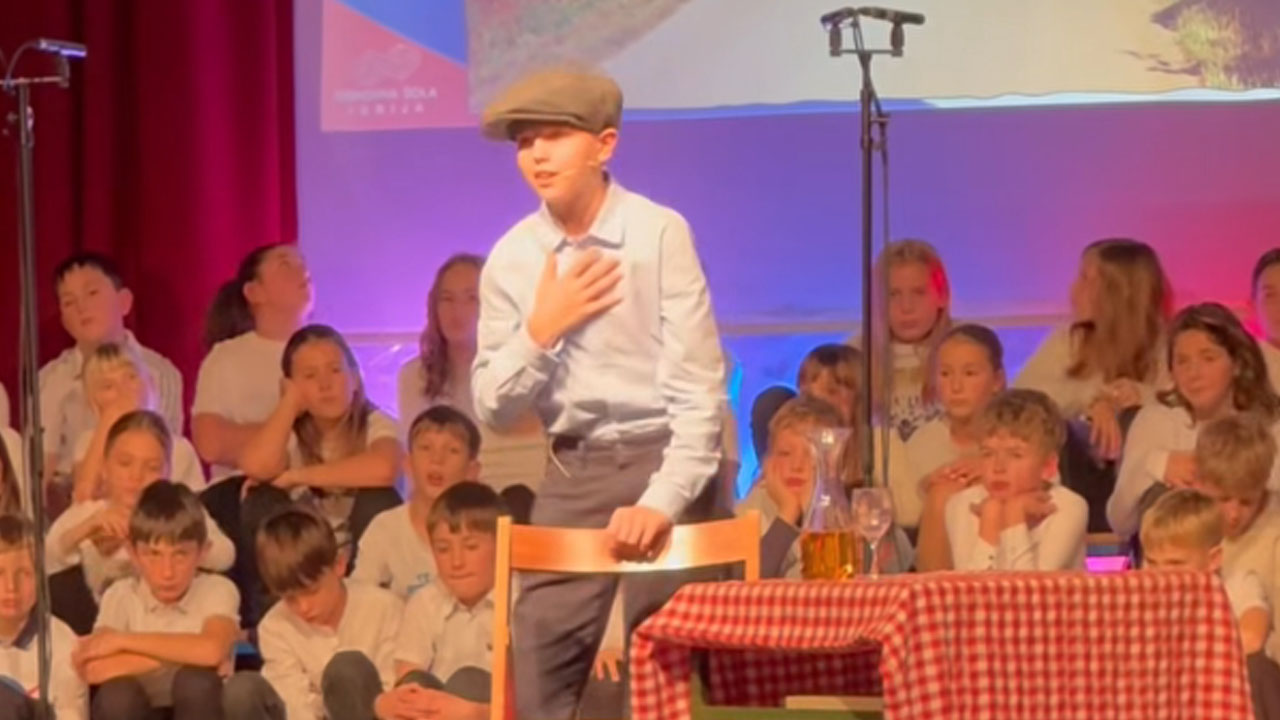 Učenec Žan iz OŠ Idrija ganil s pesmijo Iztoka Mlakarja