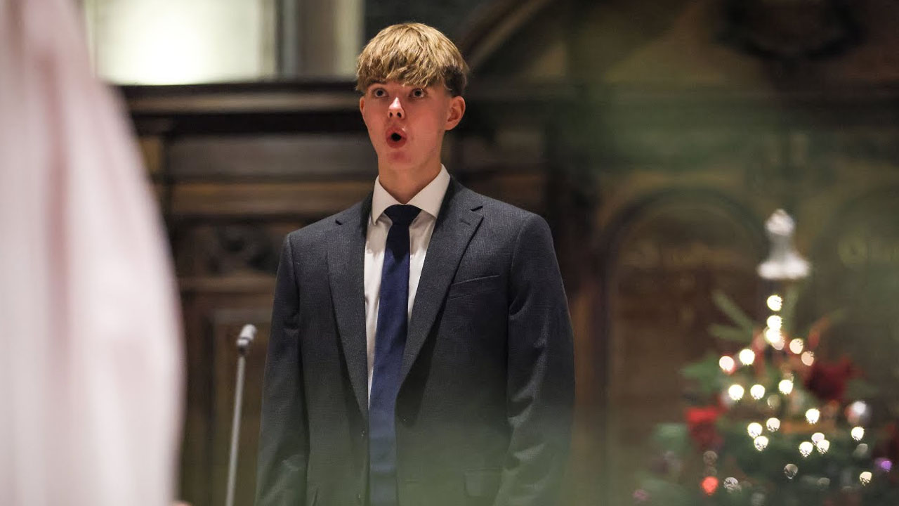 18-letni Cai Thomas v cerkvi v Londonu zapel pesem Sveta noč
