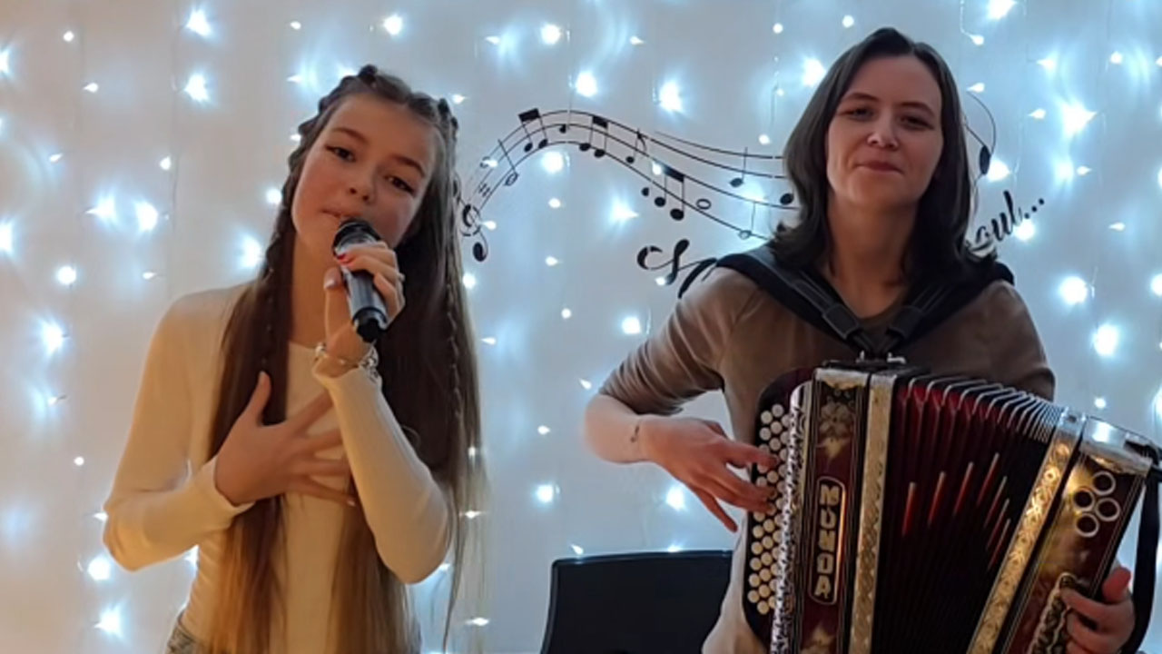 Eva Brumen Košar in Maja Horvat zapeli pesem Ansambla bratov Avsenik