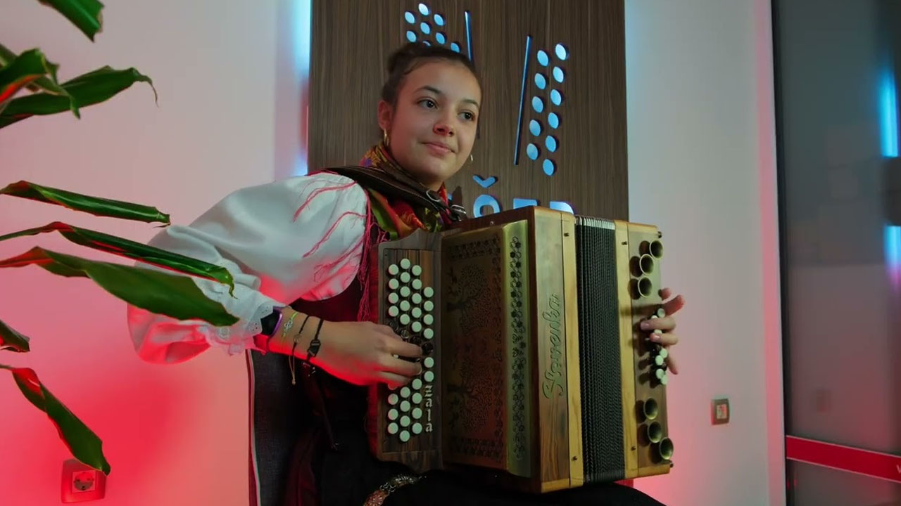 Zala Praper Šipek na harmoniko zaigrala pesem Franca Miheliča