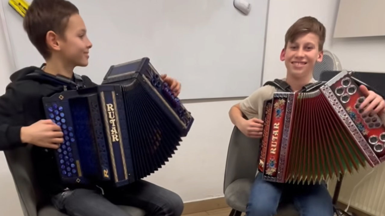 Mlada glasbenika na harmoniko zaigrala pesem Lojzeta Slaka