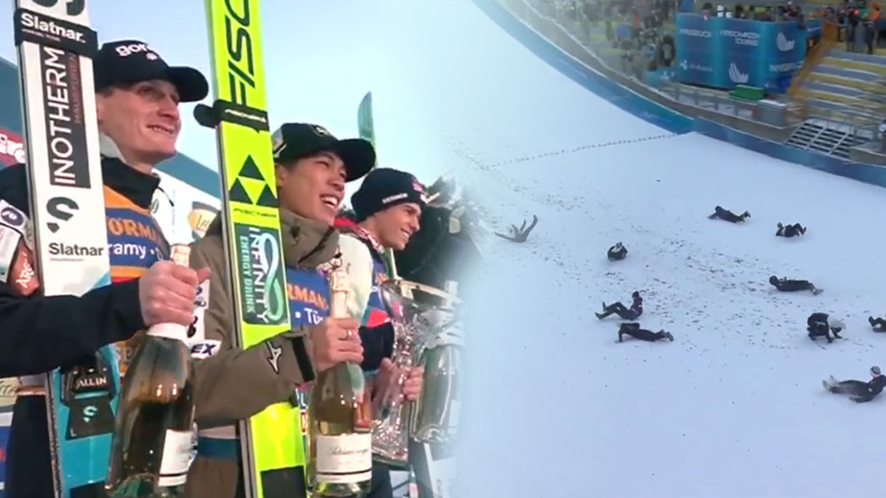 Med podelitvijo na tretji tekmi novoletne turneje člani ekip nasmejali s slavjem