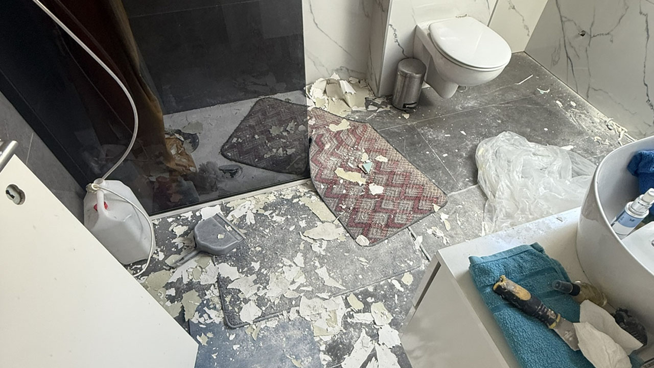 Izvajalec po prenovi stanovanje pustil v razsulu