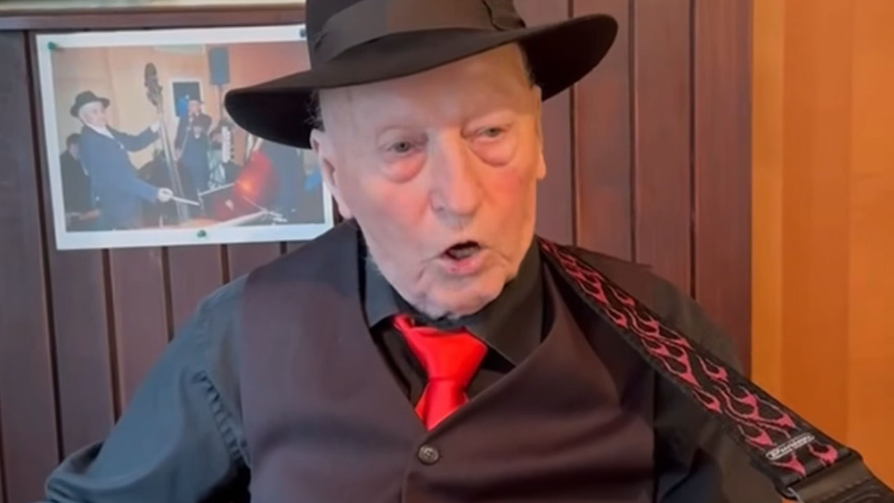 90-letni oče Vlada Kreslina zapel pesem ob igranju kitare