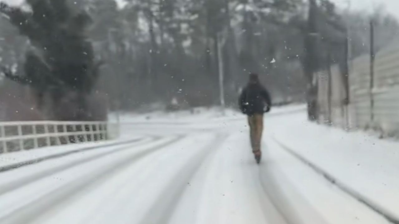Po zasneženi cesti na Hrvaškem kar z električnim skirojem