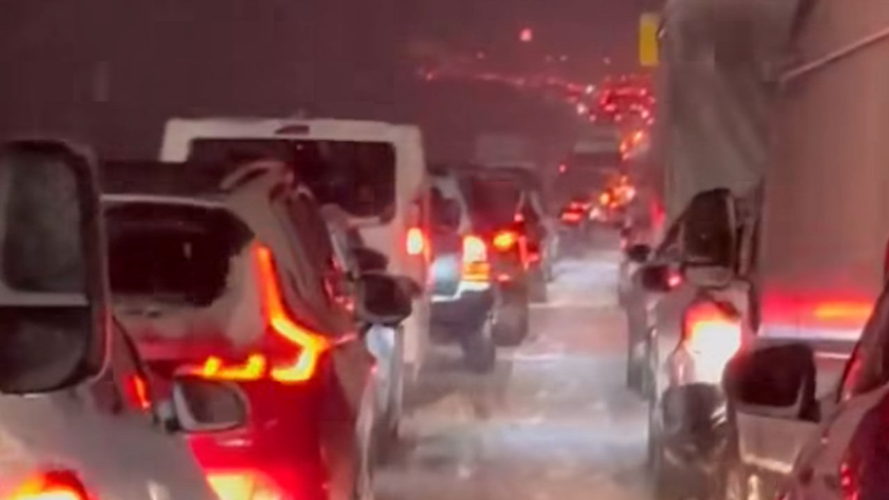 Promet na primorski avtocesti ponoči obstal, vozniki ujeti več ur