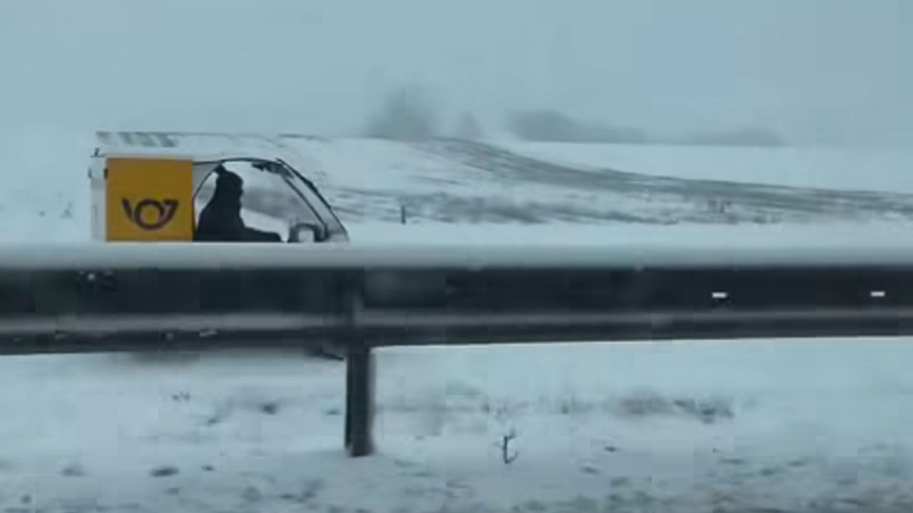 Slovenski poštar se ni zmenil za sneg na cesti
