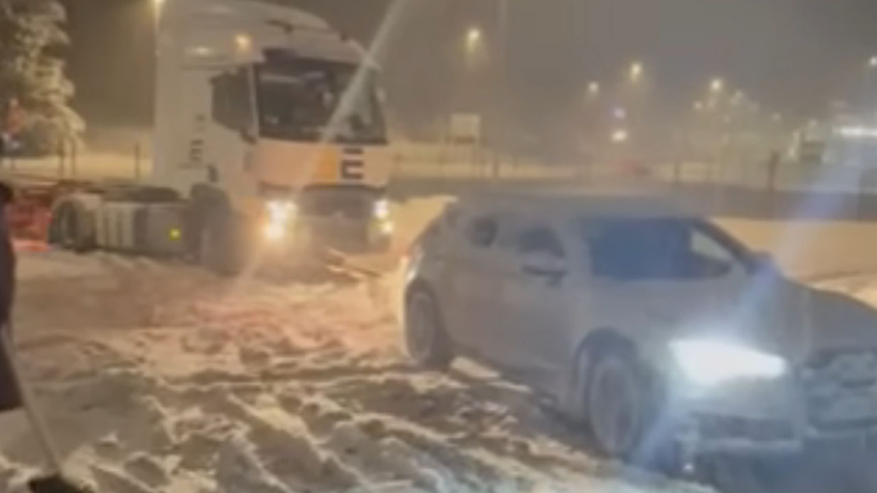 V Grosuplju tovornjak obtičal v snegu, rešil ga je Audi