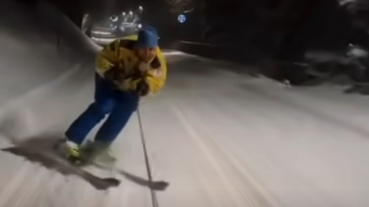 Posnetek smučarja na Ptuju, ki je zasnežene ceste izkoristil za nevarno smučanje