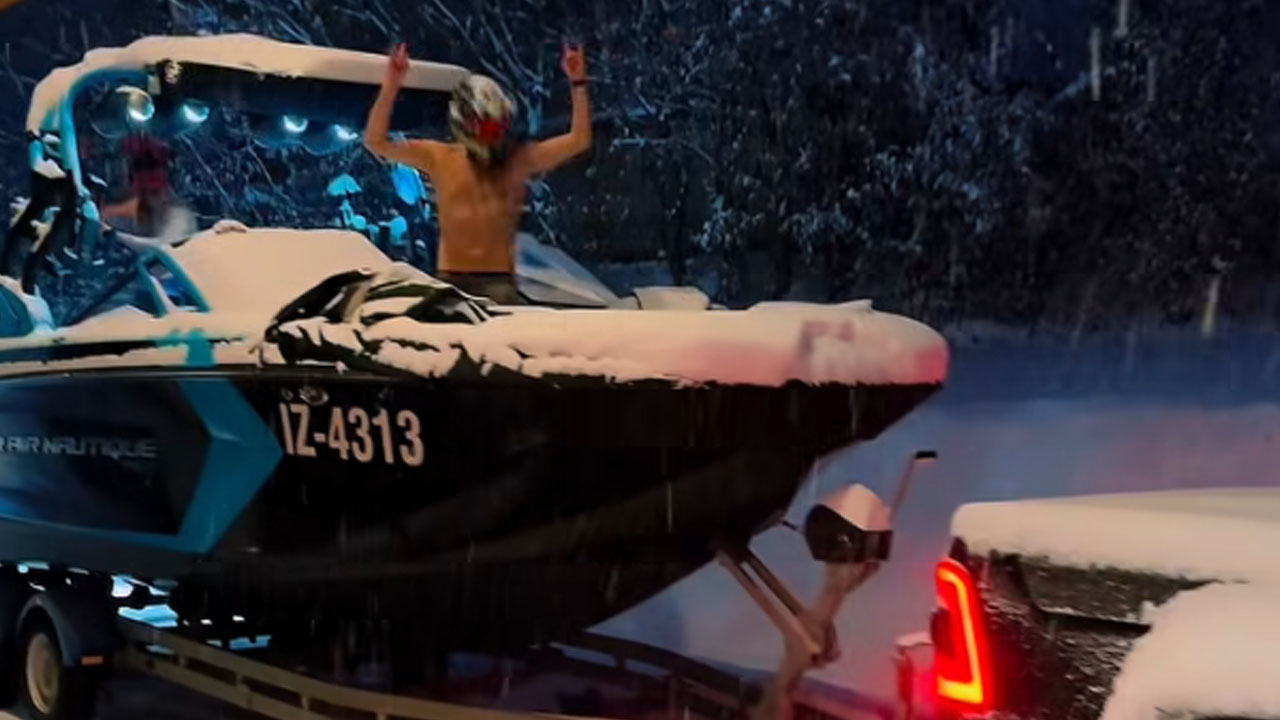 Štajerci ob sneženju plesali na čolnu, poletja zanje še ni konec