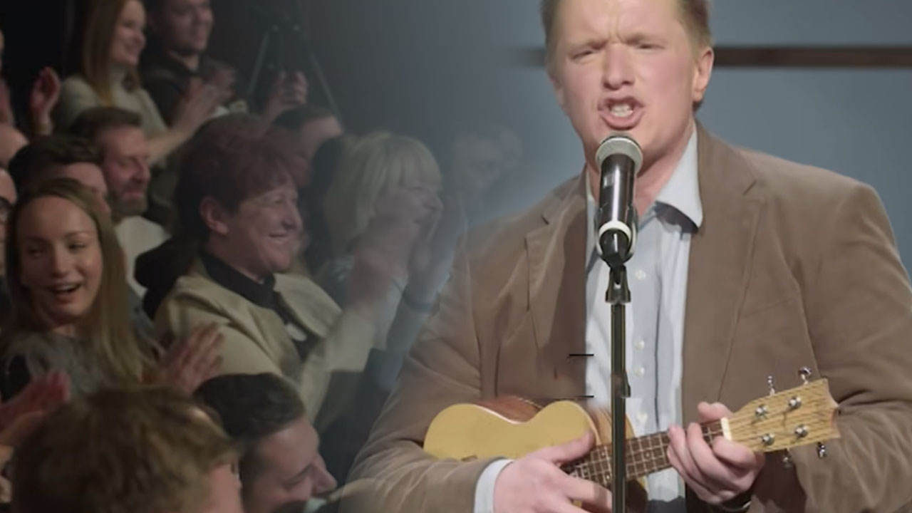 Uroš Kuzman nasmejal s pesmico za starše v letu 2021