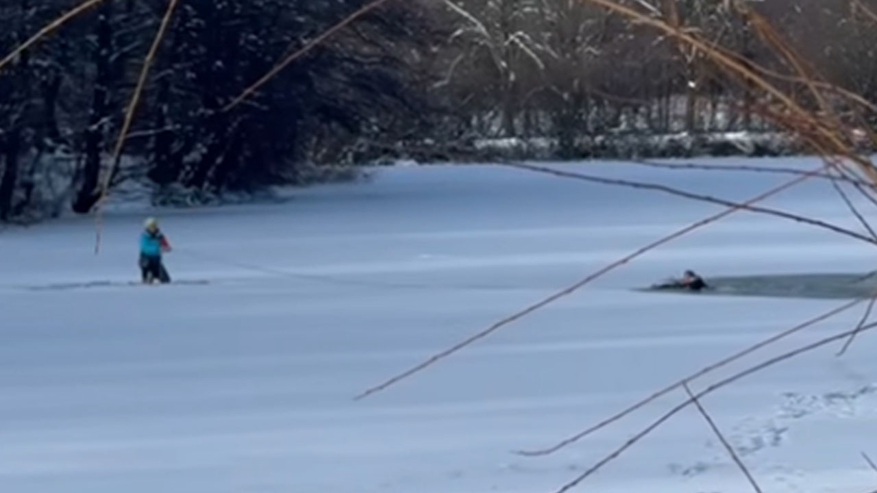 Na Koseškem bajerju občana iz ledeno mrzle vode rešila dva drsalca, ki se jima je vdrl led