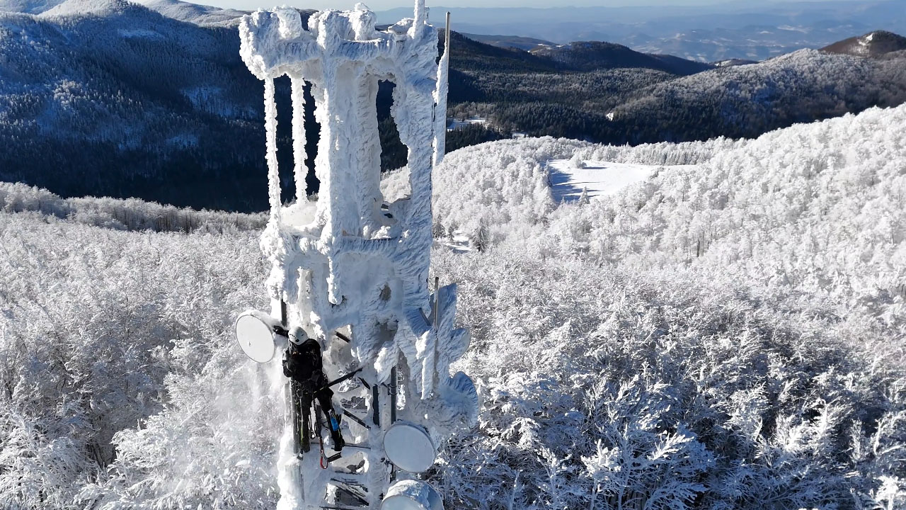 Klemen Štular med čiščenjem telekomunikacijskega stolpa na Javorniku