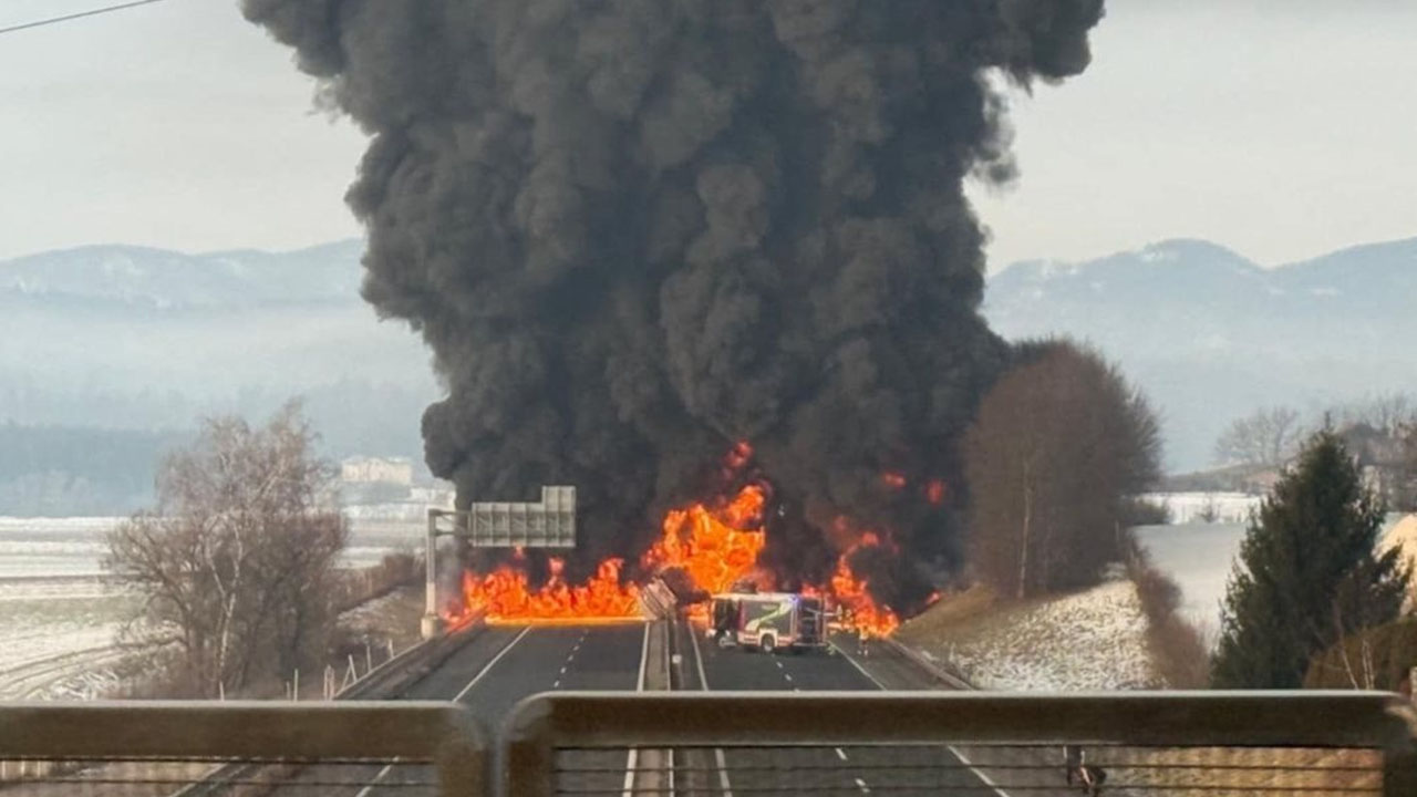 Huda prometna nesreča na štajerski avtocesti, izbruhnil obsežen požar