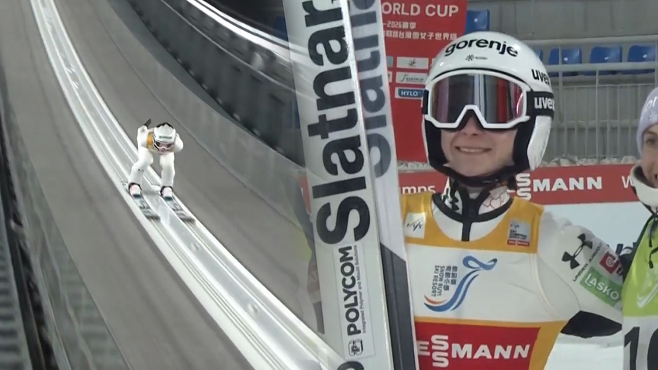 Nika Prevc deklasirala tekmice na Kitajskem