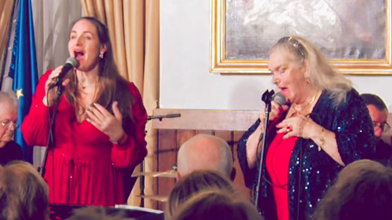 Elda Viler zapela s svojo hčerko Ano Dežman