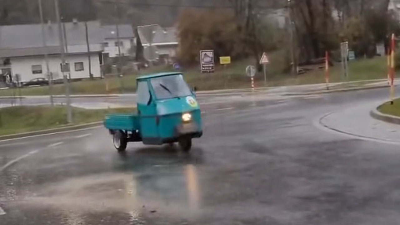 Posnetek iz Rateč obkrožil Slovenijo, voznik driftal s Piaggio Ape Car