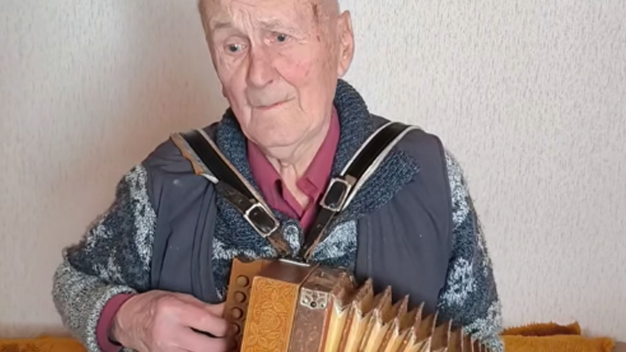 93-letni Slavičov Markec zaigral na staro očetovo harmoniko