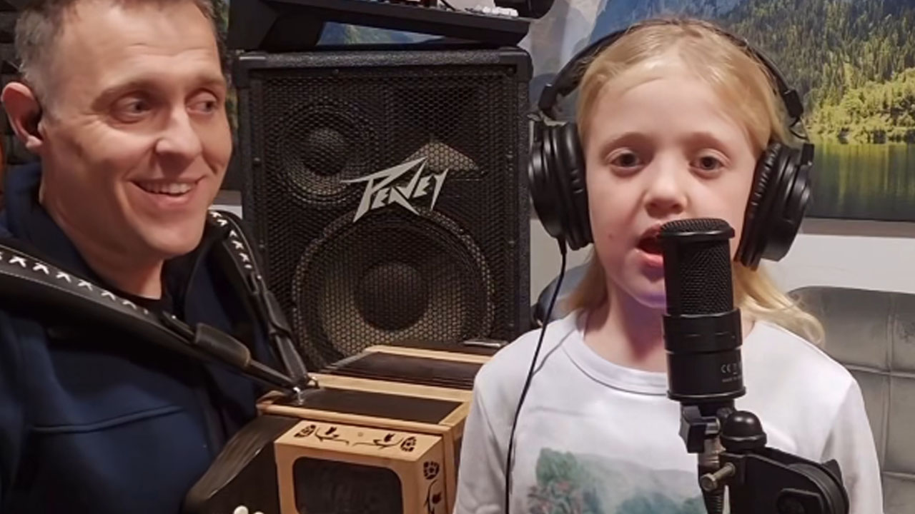 6-letna Neja zapela z očetom, navdušila sta še Čuke