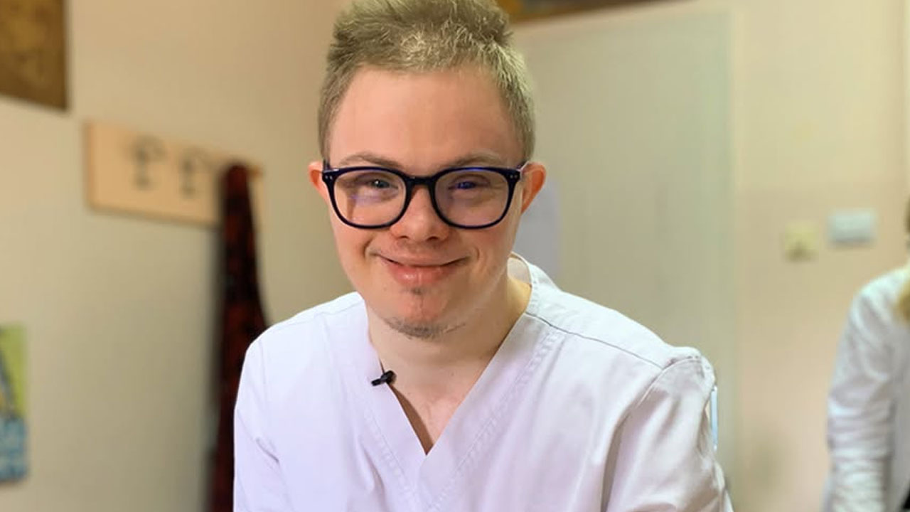 24-letni Vuk iz Srbije prvi z Downovim sindromom, ki je zaposlen v srbskem zdravstvu