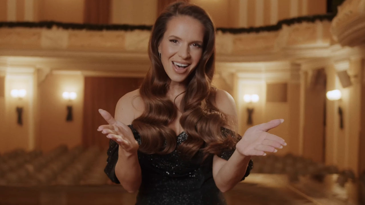 Martina Švab navdušila z novo pesmijo Nekaj lepega, nastopila skupaj z družino