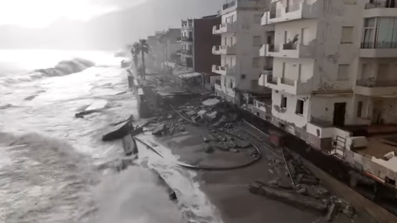 Posnetek iz zraka prikazuje posledice ciklona Harry na obali Sicilije