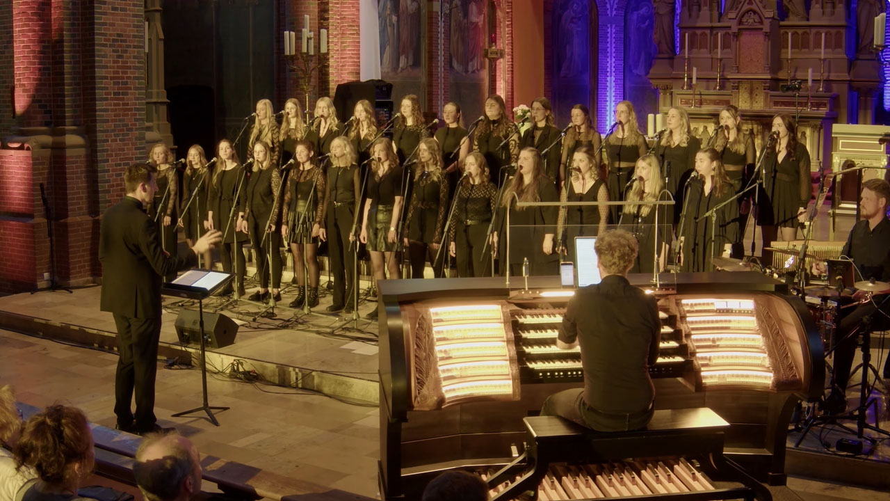 Dekleta v cerkvi zapela uspešnico Metallice