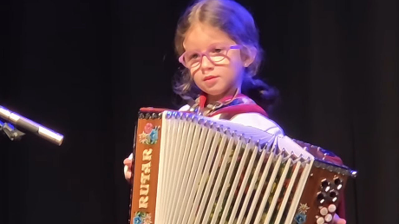 6-letna deklica Vita na harmoniko zaigrala pesem iz risanke Pika Nogavička