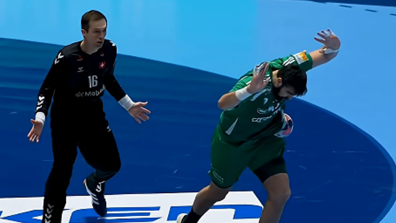 Komedija na EP 2026 v rokometu, žoga izginila pred očmi vratarja