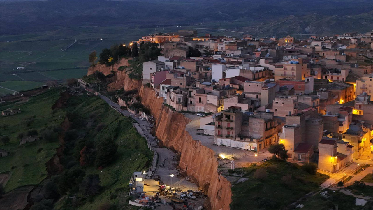 Katastrofa na Siciliji, mesto Niscemi prizadel 4 kilometre dolg plaz