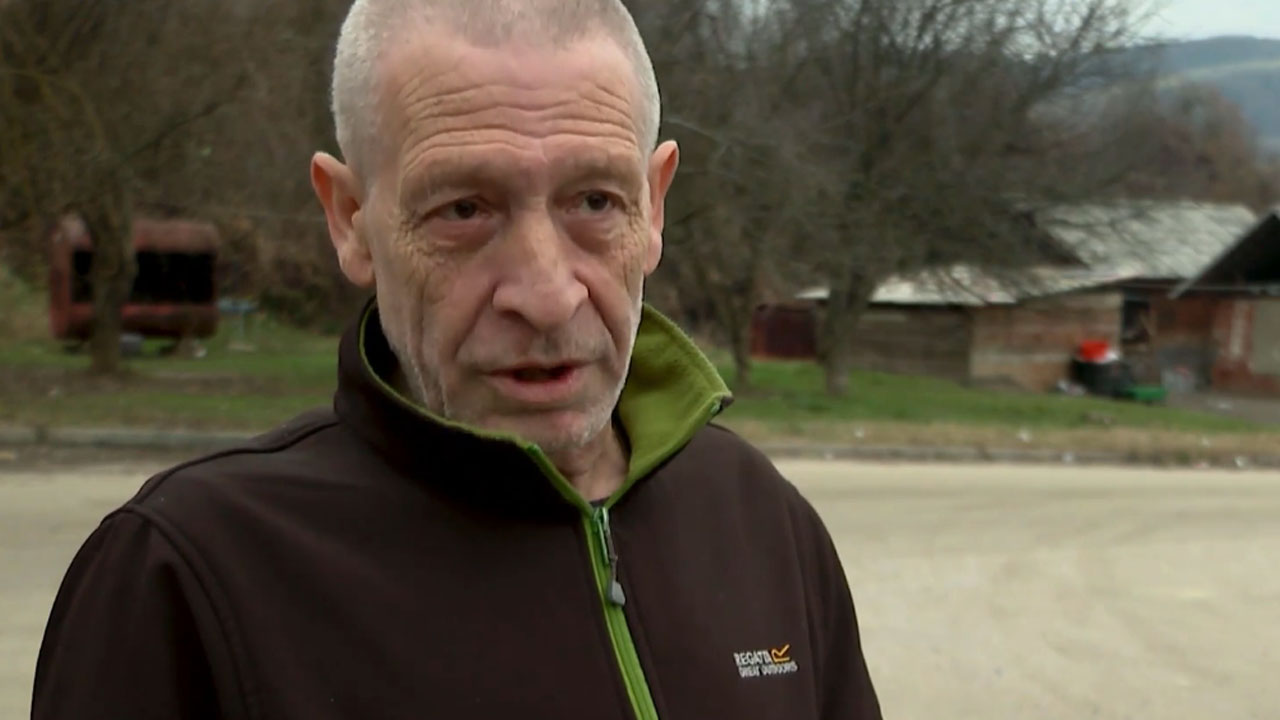 Zoran Grm pred kamero RTV Slovenija govori o izvršbah socialne pomoči in stiski družin v Sloveniji