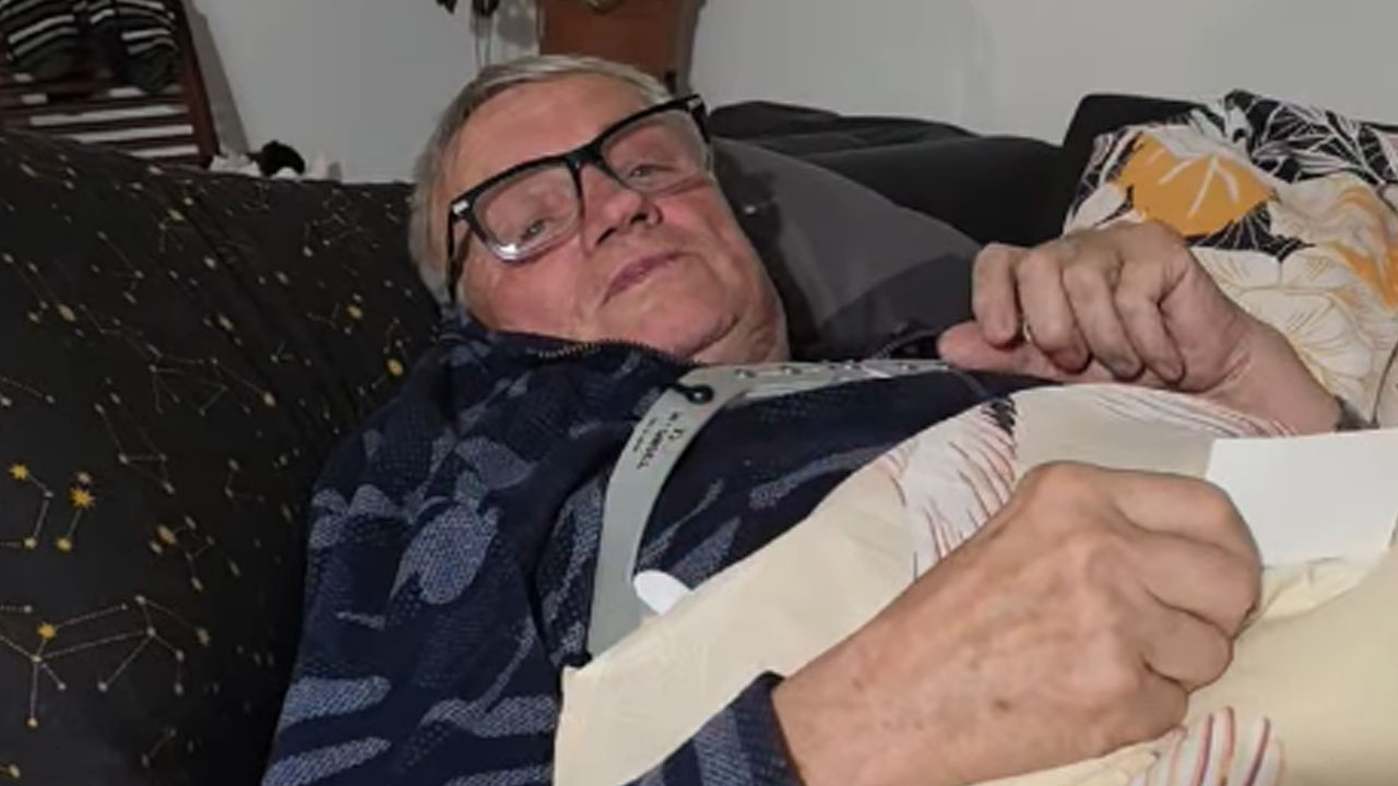 Slavko Roškar doma po operaciji hrbtenice, ob njem sin Robert Roškar