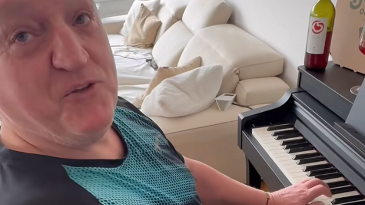 Martin Strel sedel za klavir in igral med snemanjem viralnega posnetka v Sloveniji