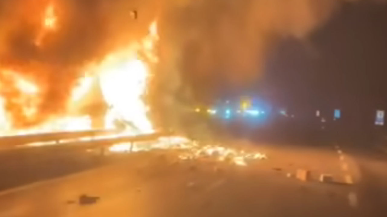 Zagorel tovornjak po verižnem trčenju na štajerski avtocesti med Pesnico in Šentiljem