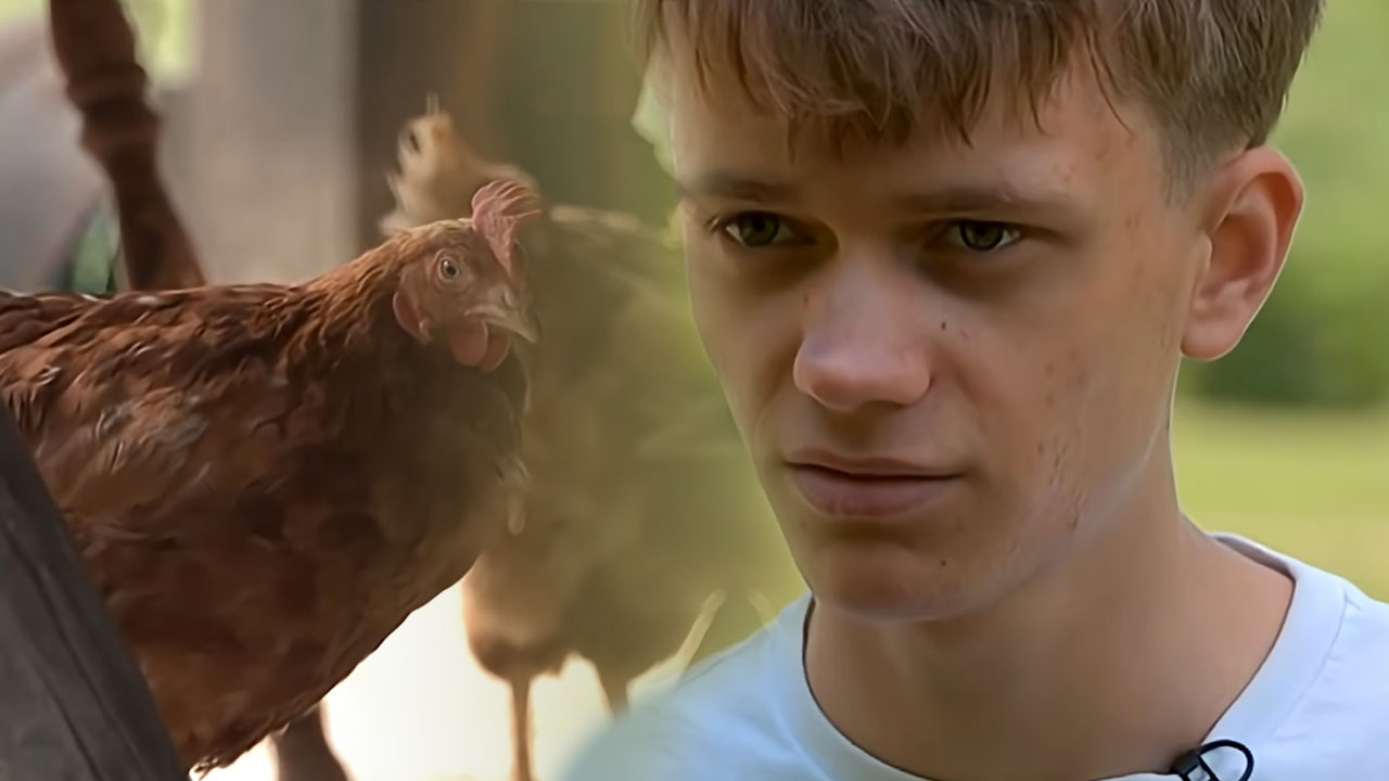 Tekmovalci šova Kmetija ob prihodu na posest, v ospredju Mark Baržić in kokoši