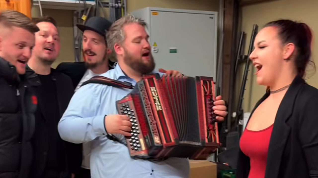 Poskočni muzikanti skupaj z Nušo in Nejcem ob ganljivem pevskem nastopu pesmi Klic srca