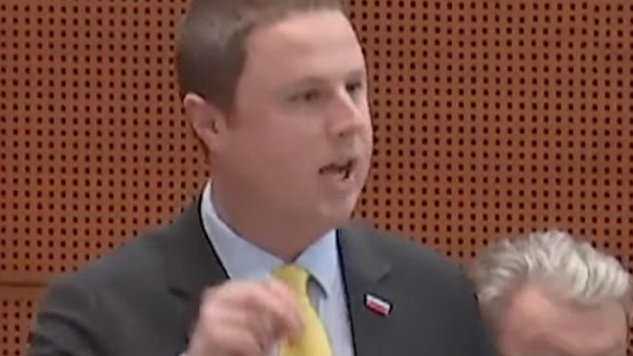 Žan Mahnič na seji državnega zbora med govorom o ustanovitvi urada za deportacije