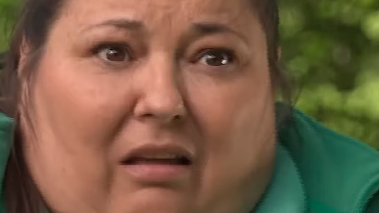 Prodajalka Urška Vučak Markež nasmeje Nušo Šebjanič in Marka Baržića na tržnici v šovu Kmetija